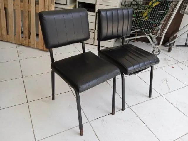 Cadeira de escritório estofada fixa s/ braços em Couro Ecológico / Aço Preto - Foto 4