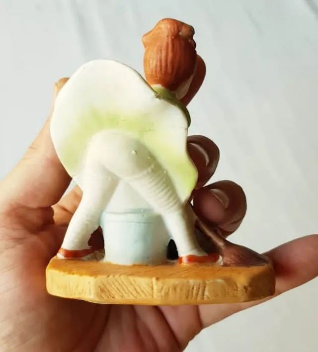 Estatueta Bibelô - Menina Limpando o Chão - Decoração - Usado  - Foto 5