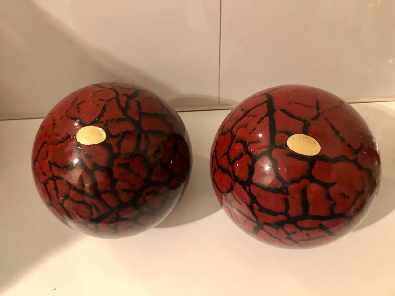 Lote com duas esferas de cristal estilo murano