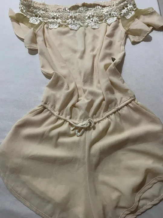 Macacão Off-Shoulder Bege com Renda