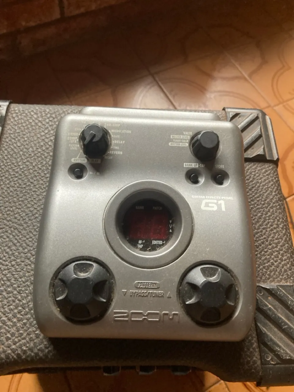 Pedal de efeitos para guitarra Zoom G1 + caixa de som Oneal