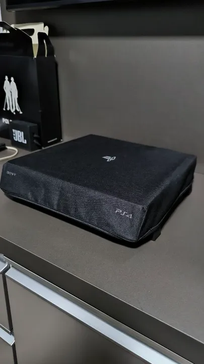 PS4 Slim - 1 Tera com UM controles original.