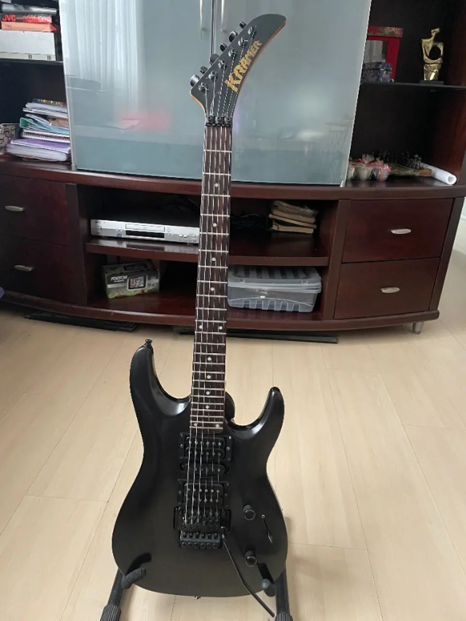Guitarra Kramer striker 424