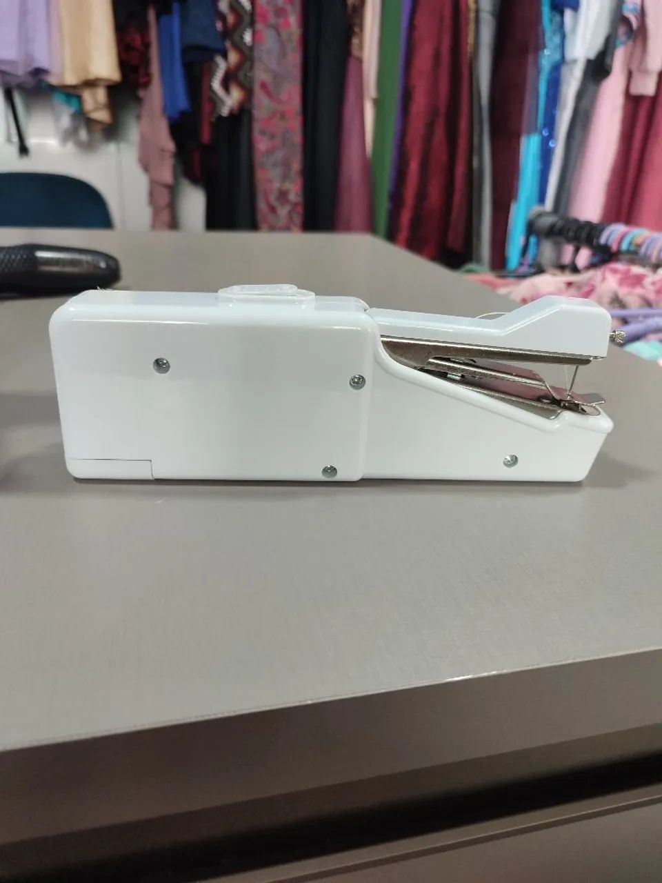 Máquina de Costura Portátil - Ideal para pequenos reparos! - Foto 2