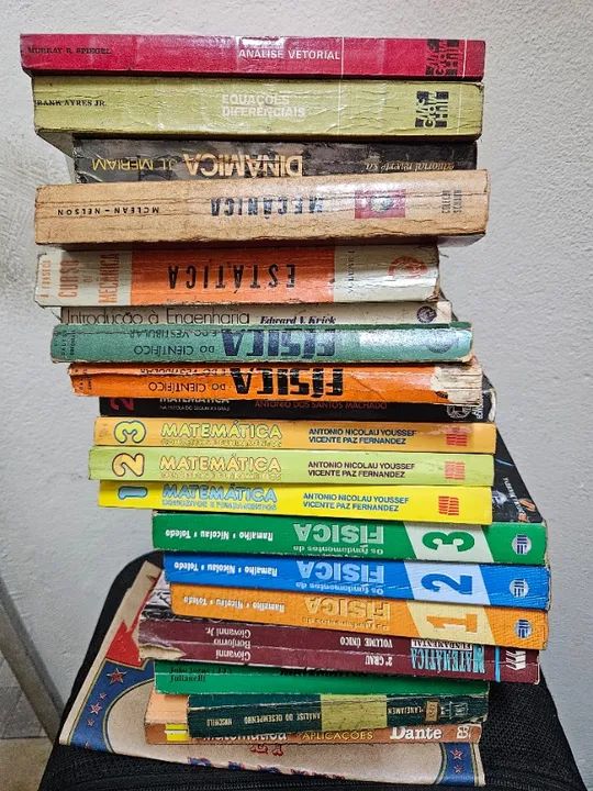 Livros diversos de leitura e didáticos de engenharia, matemática, física, design, e outros