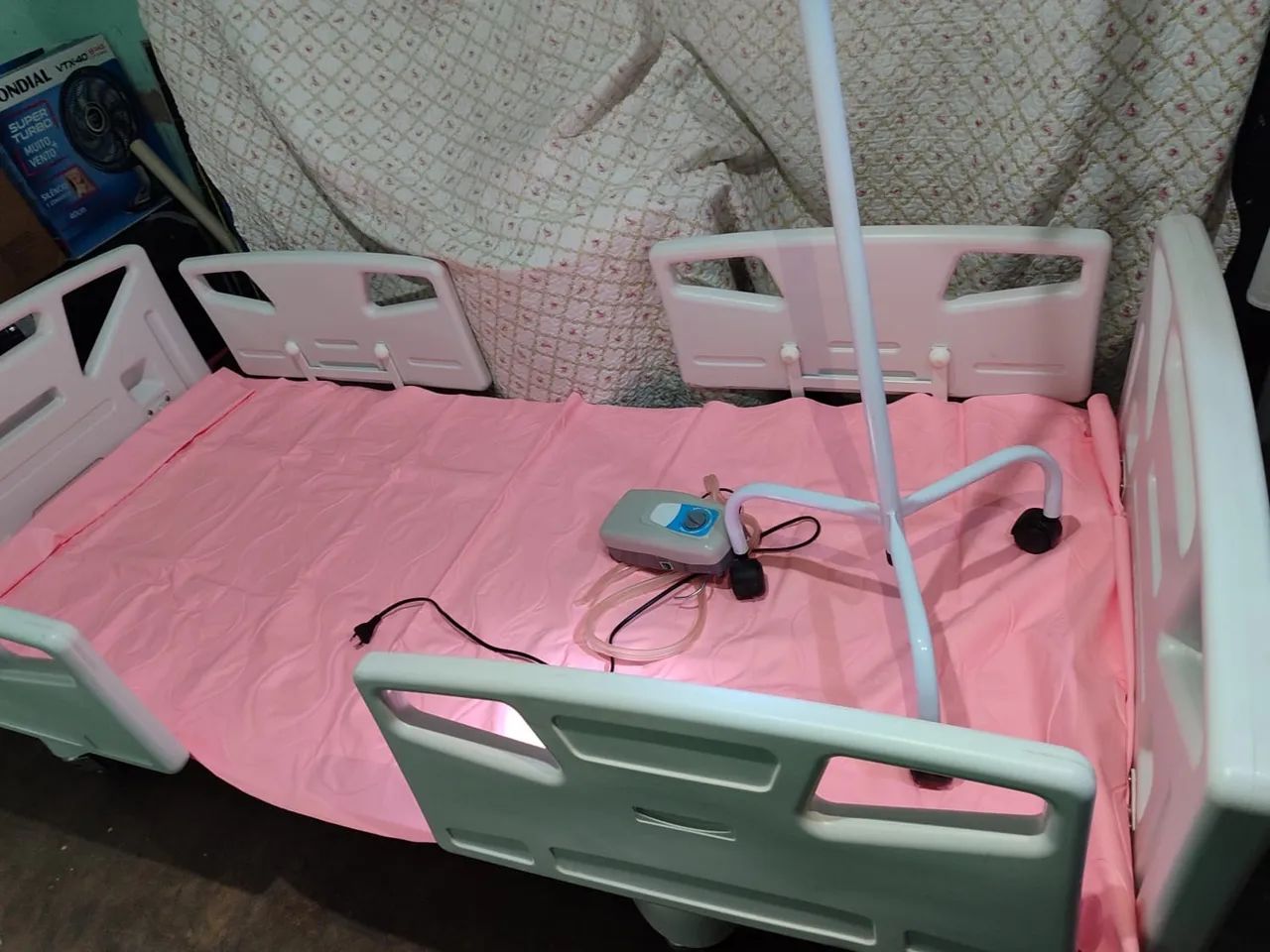 Cama hospitalar + colchão pneumático anti-escaras + suporte de soro  - Foto 2