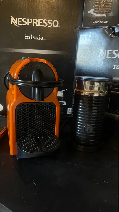 Máquina de Café Nespresso Inissia Laranja + Aeroccino3