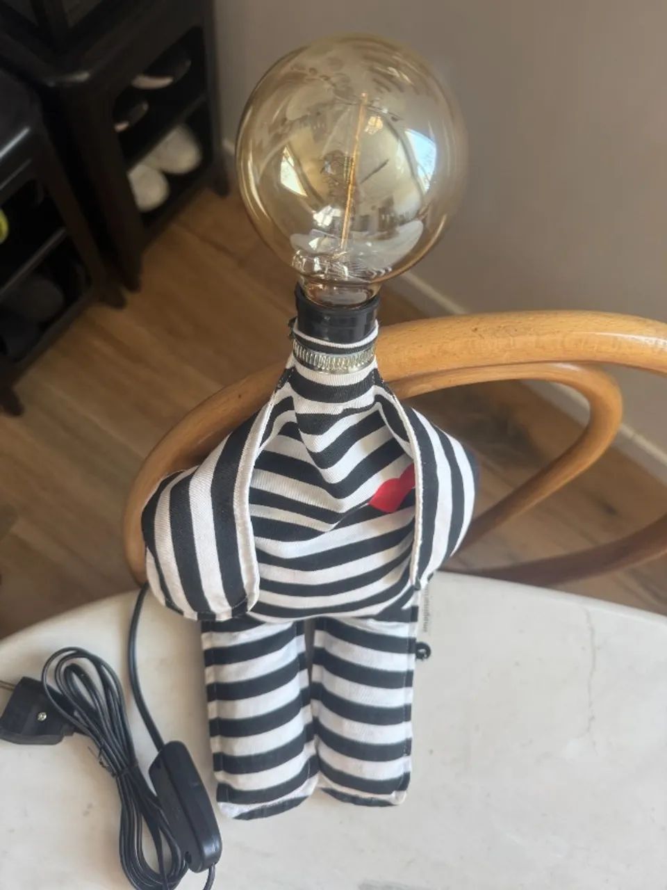 luminária de mesa vintage, boneco presidiário, preso, Imaginarium - Foto 5