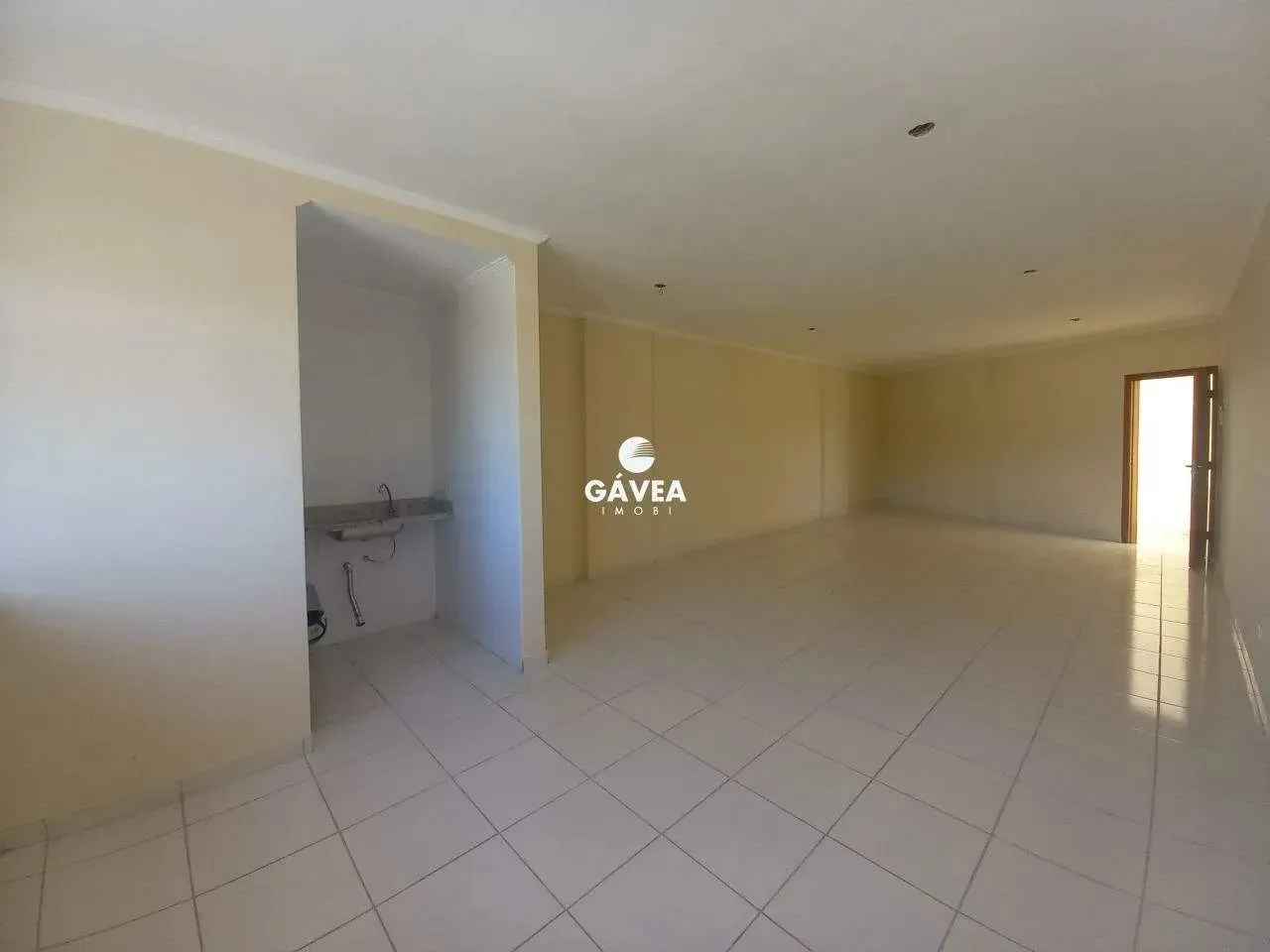 Sala comercial para aluguel no Centro em São Vicente.