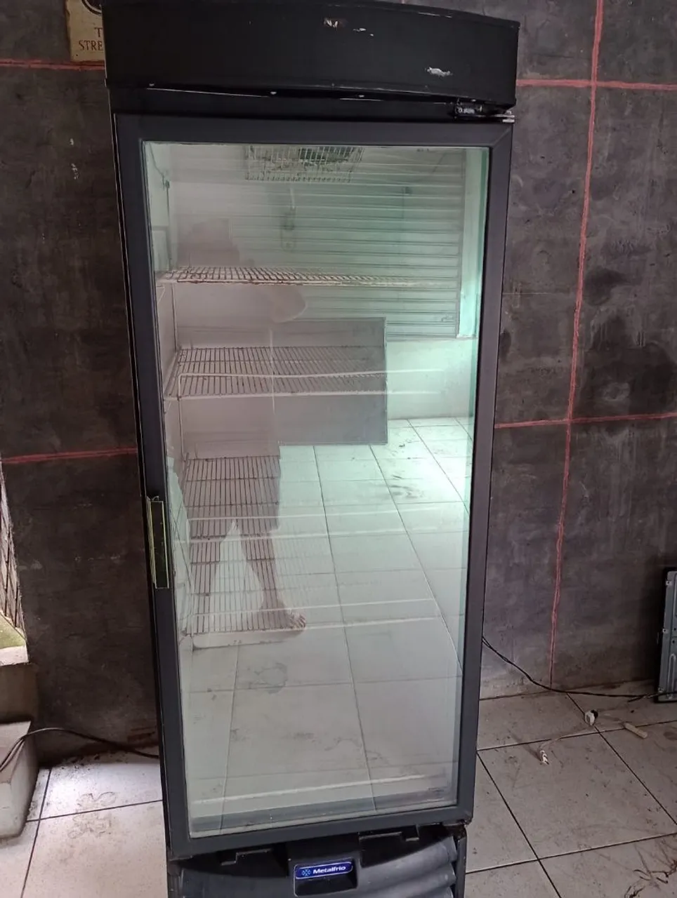 Geladeira/Expositora Metalfrio com ventoinha pra ajeitar