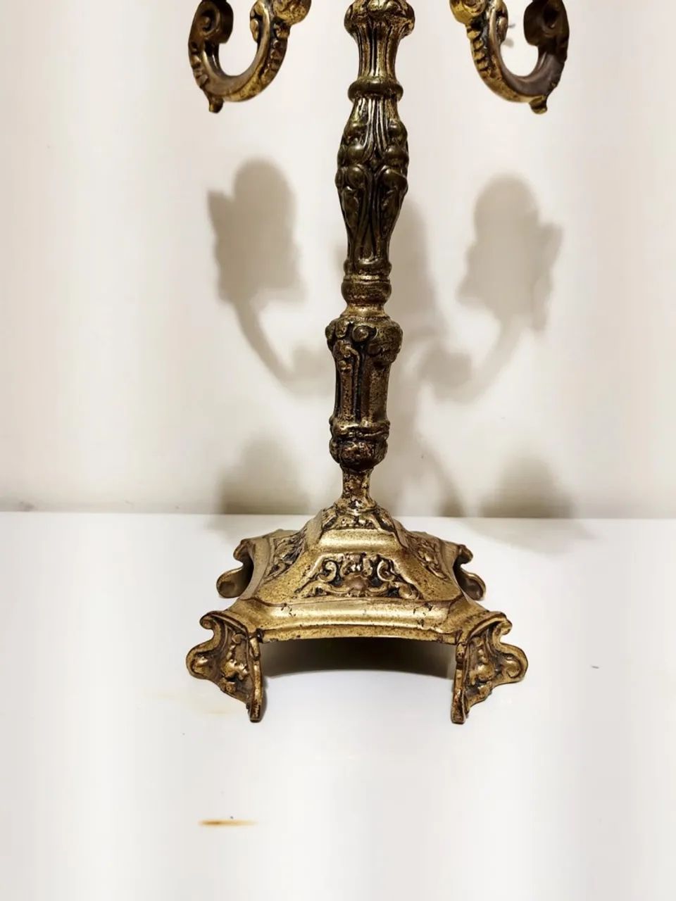 Imponente Castiçal para 5 Velas em Bronze Antigo - Foto 3