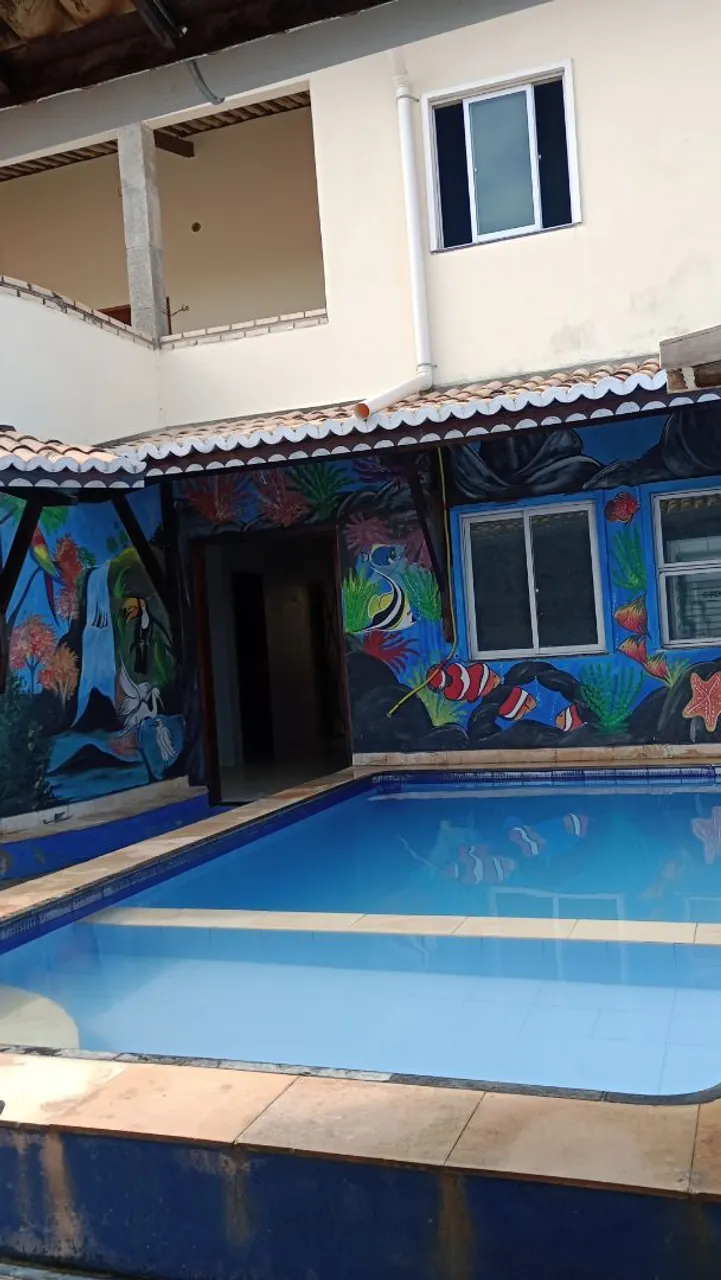 Casa com cinco quartos, piscina e internet: