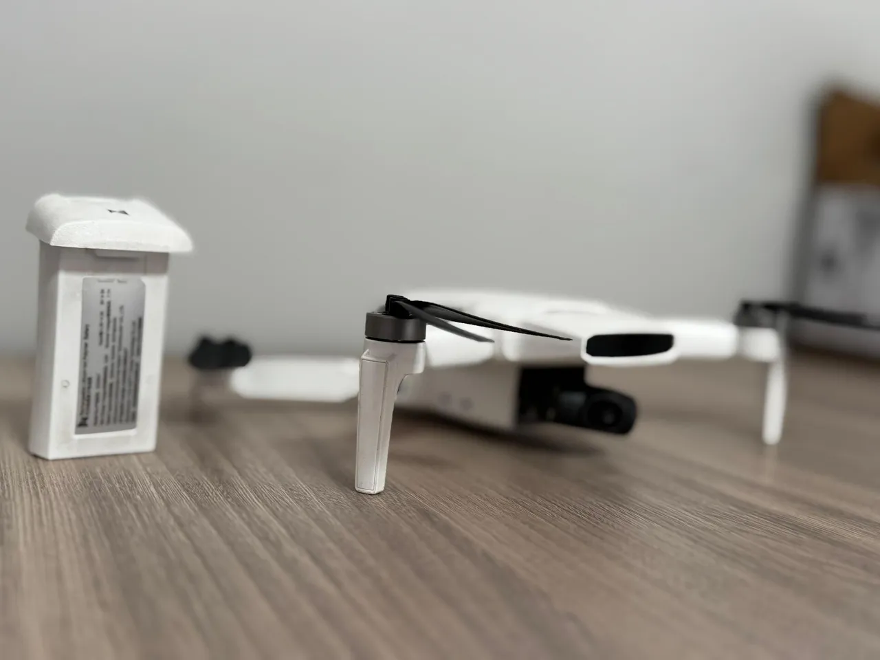 Drone DJI com câmera e design dobrável