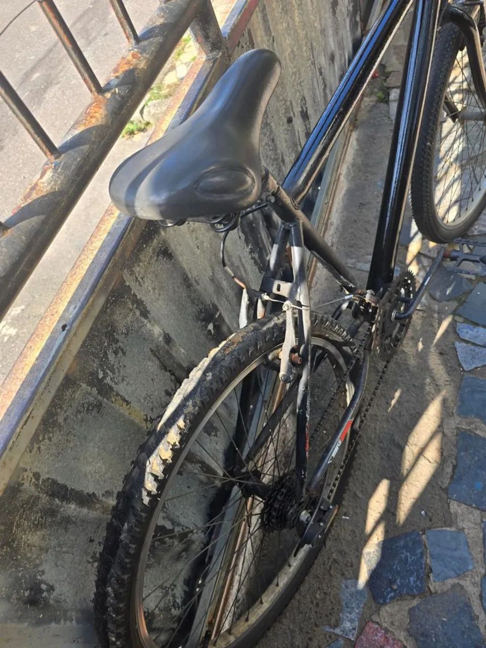 Bicicleta de aro 26 com marcha, completinha - Foto 4