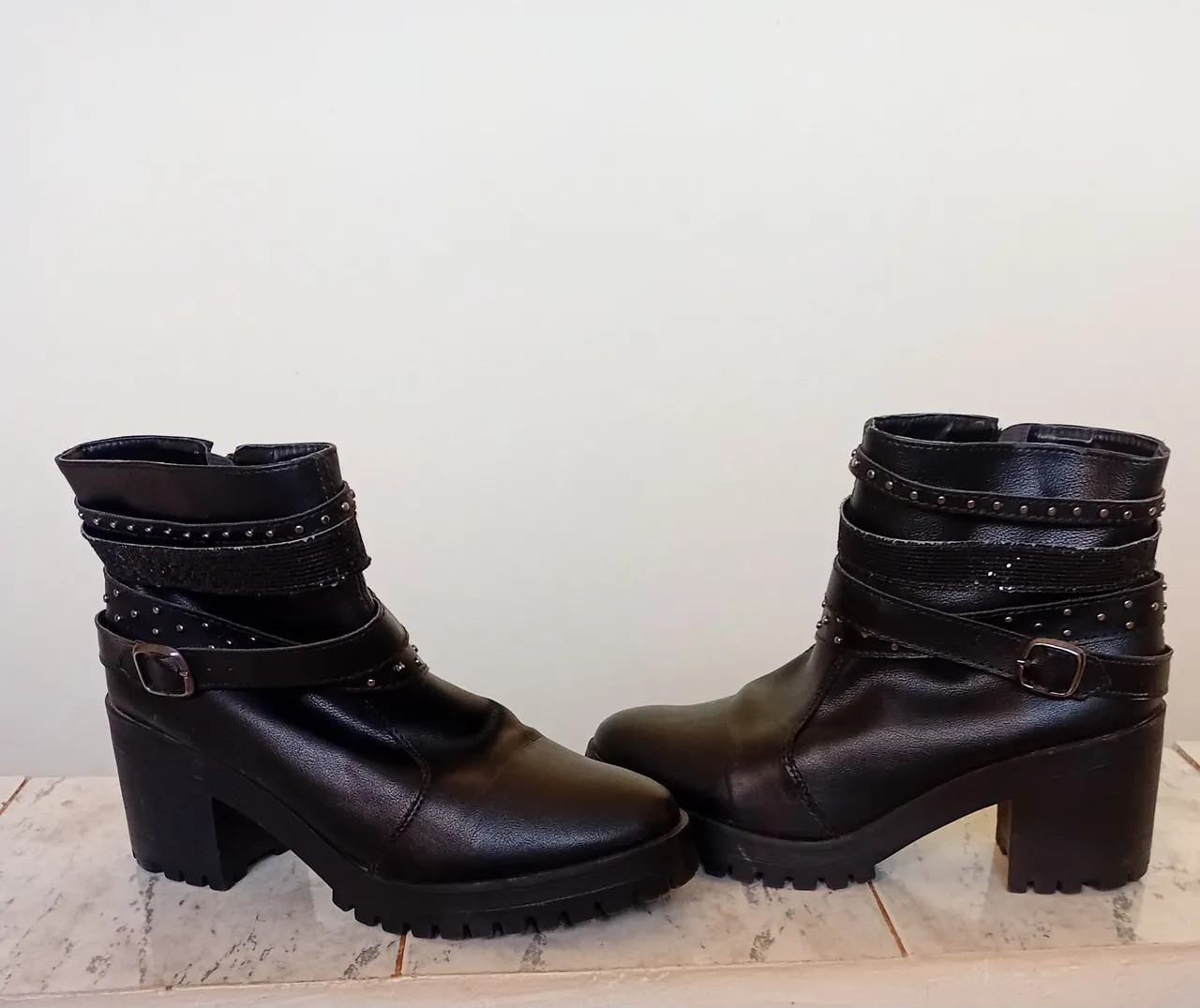 Botas pretas com detalhes em fivela e tachas