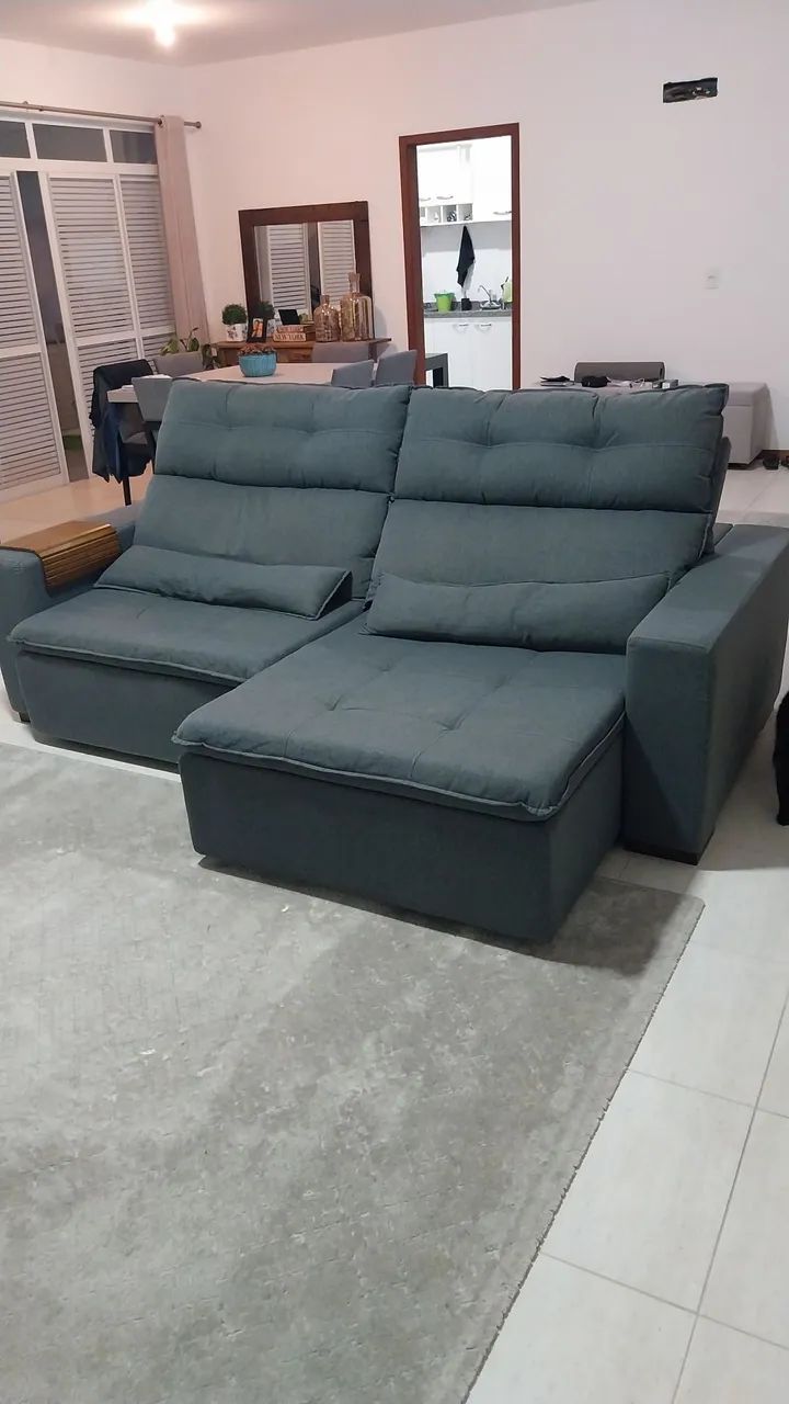 Sofá reclinável e retrátil.