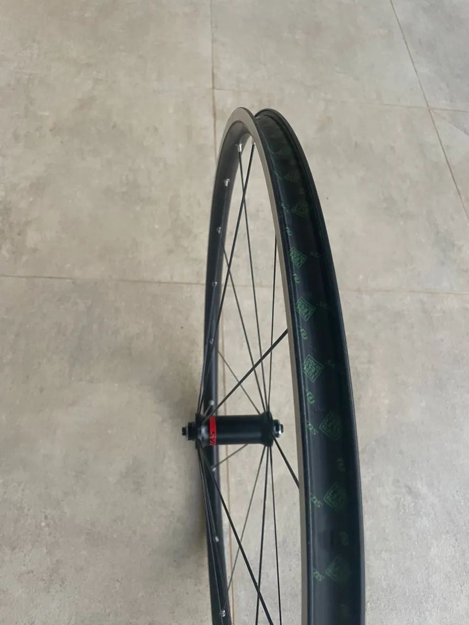Roda dianteira Syncros Tubeless - Road / Speed - Foto 3