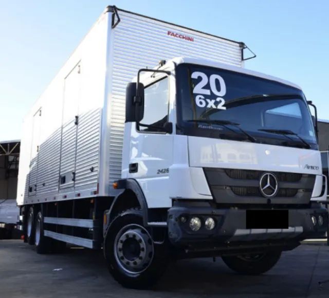 Mercedes-Benz Atego 2426 6x2 Baú 8,5m - Ano 2020