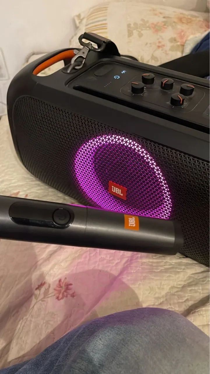 Caixa de Som JBL com microfone 