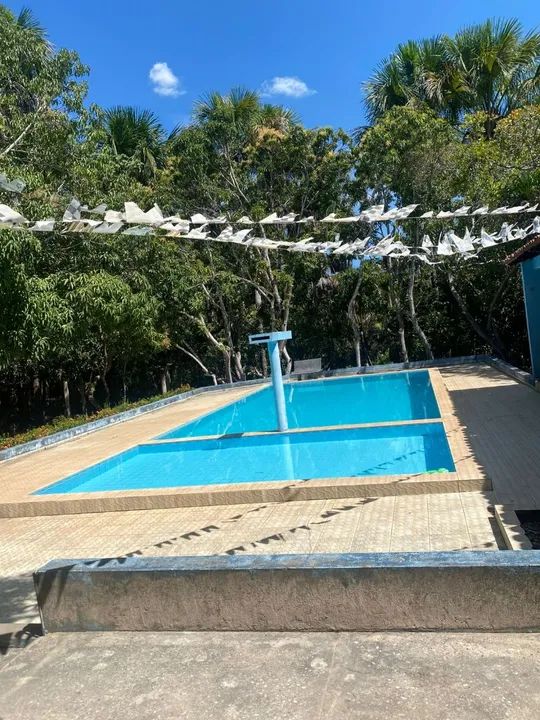 Sítio com piscina em área verde