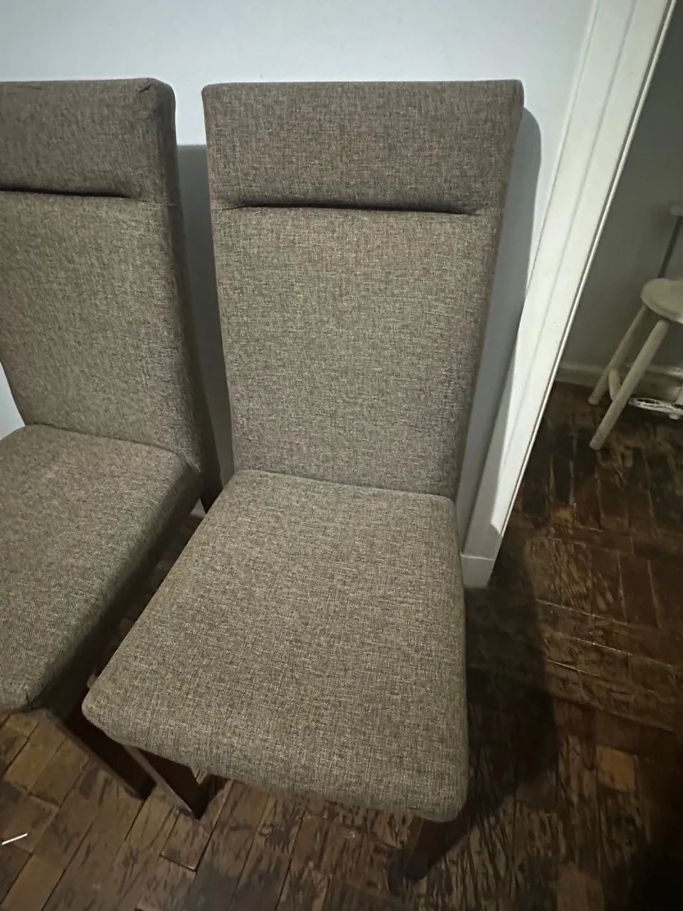 Conjunto Mesa e Cadeiras de Jantar  vídro laqueado off white, base feito em madeira maciça - Foto 2