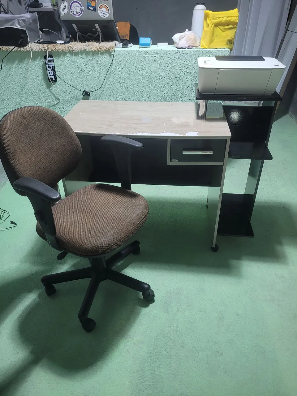 Escrivaninha com cadeira para escritório ou home office