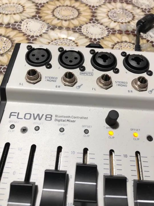 Mesa de Som Behringer Flow 8 - usado - Foto 3