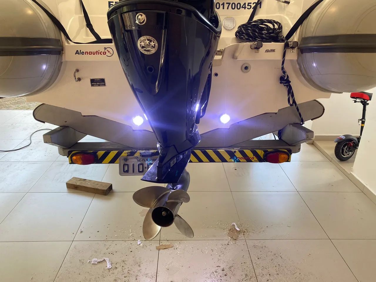 Lancha com motor potente e design moderno - Foto 10