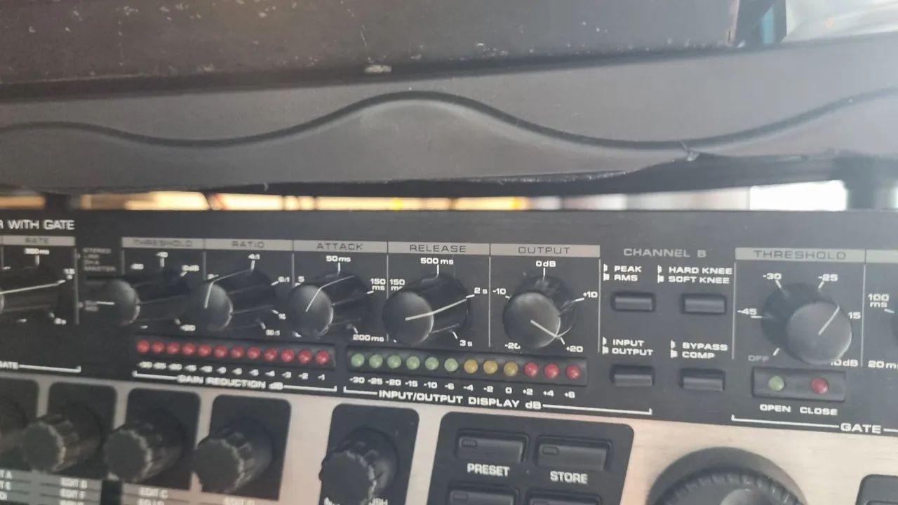 Compressor Alesis 3630 Dual Channel - Foto 5