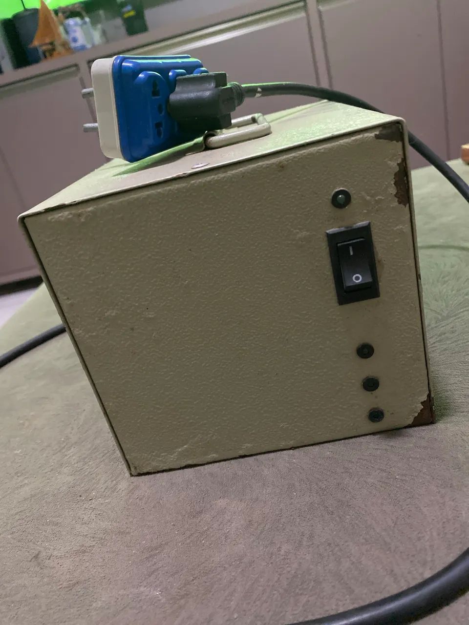 Vendo estabilizador Audiofix potência 1050w entrada 220 saída 110V - Foto 3