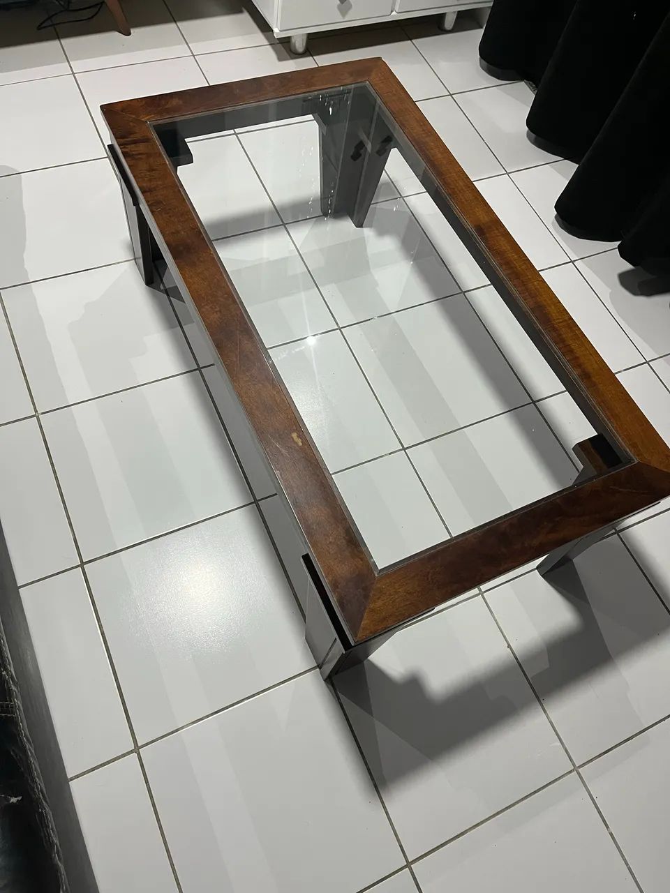 Mesa de centro de madeira com tampo de vidro