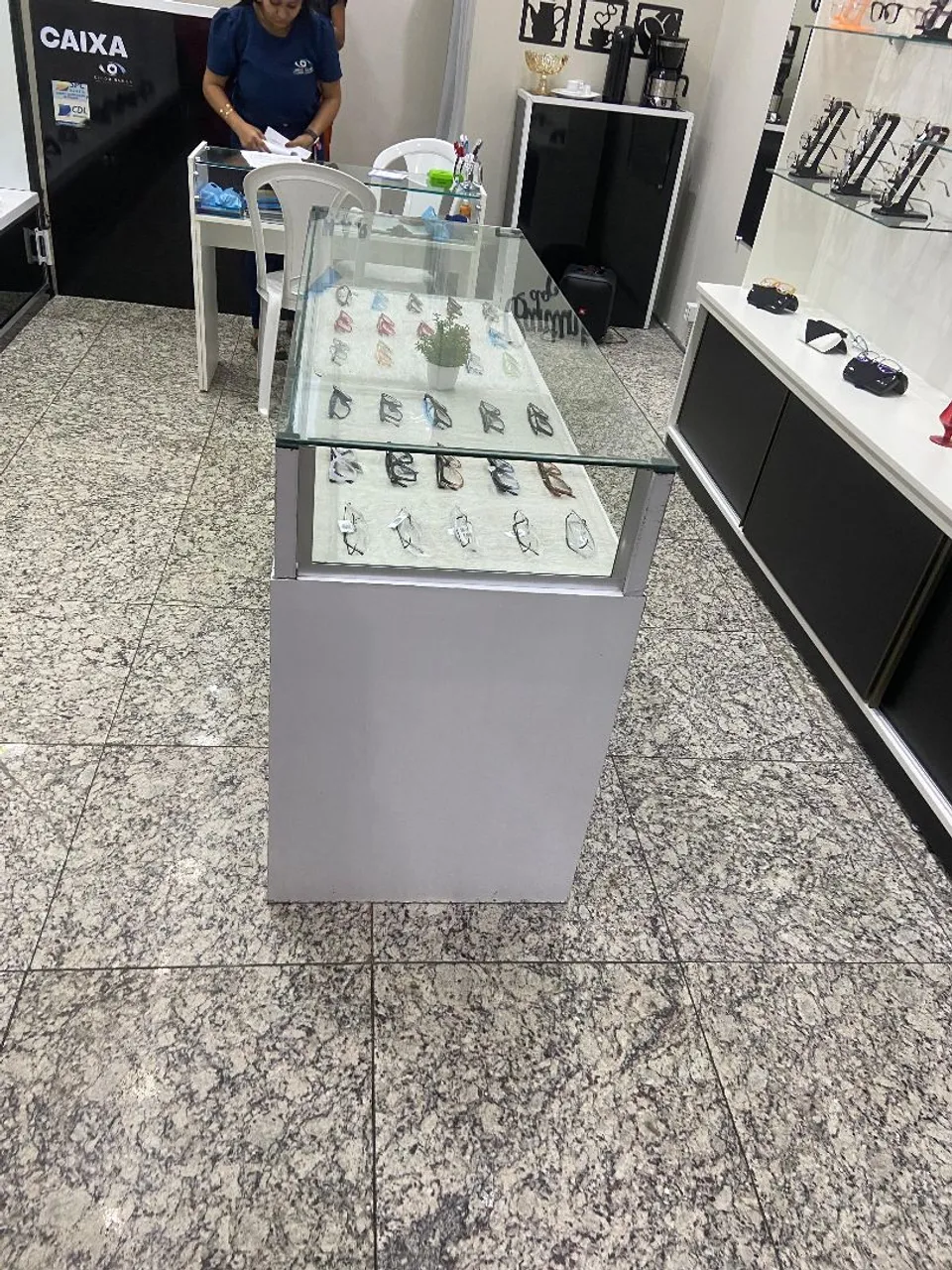 Ótica bem localizada em funcionamento