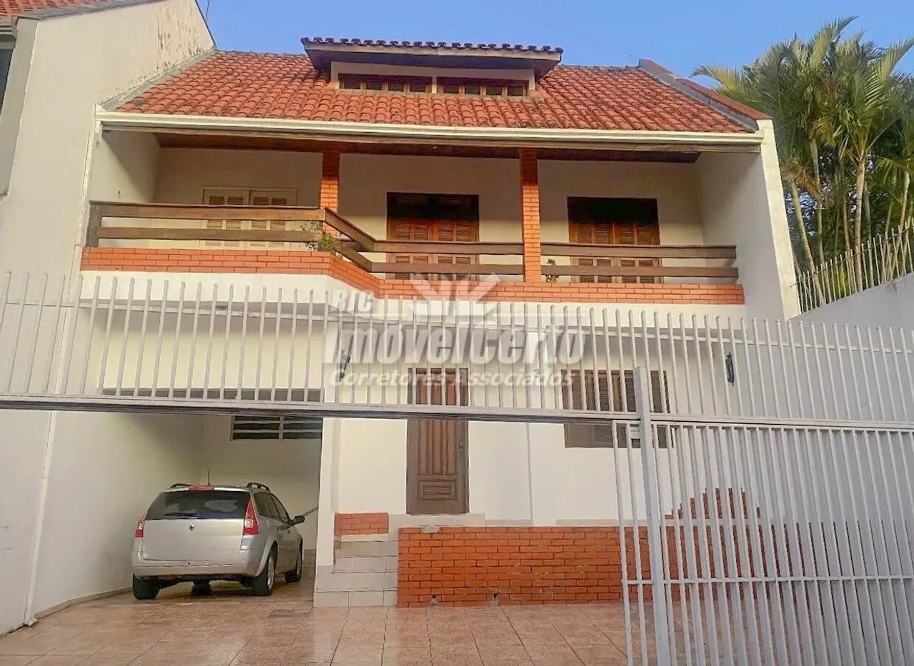 Sobrado em condomínio fechado de 222 m² com 3 quartos sendo 1 suíte no Guabirotuba