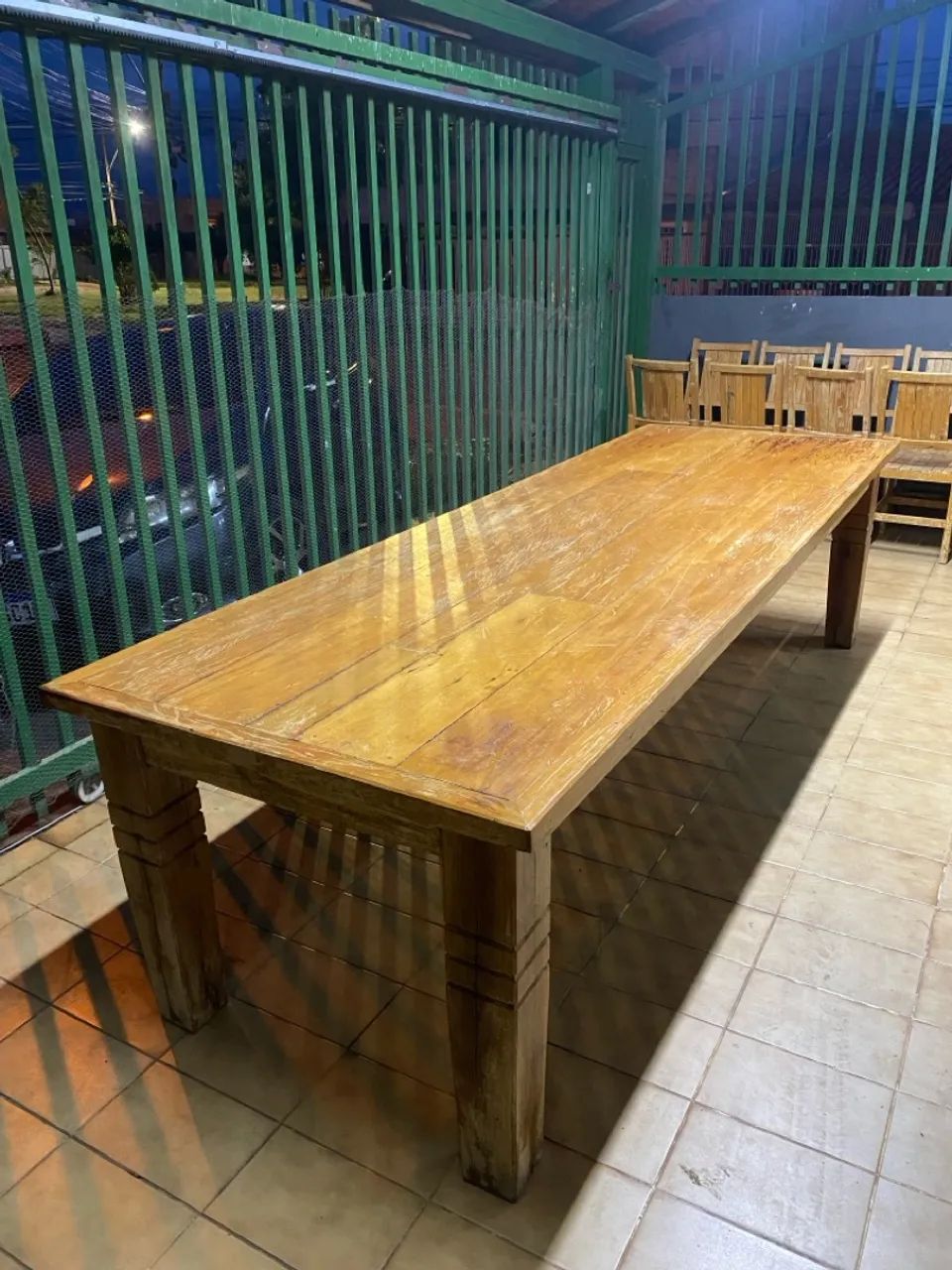 Mesa de madeira com 12 cadeiras  - Foto 6