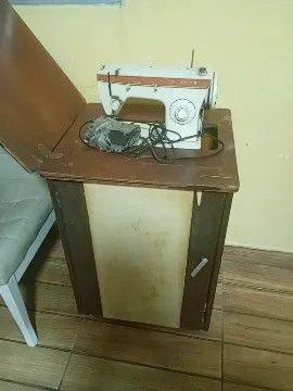 Máquina de costura Singer antiga com gabinete