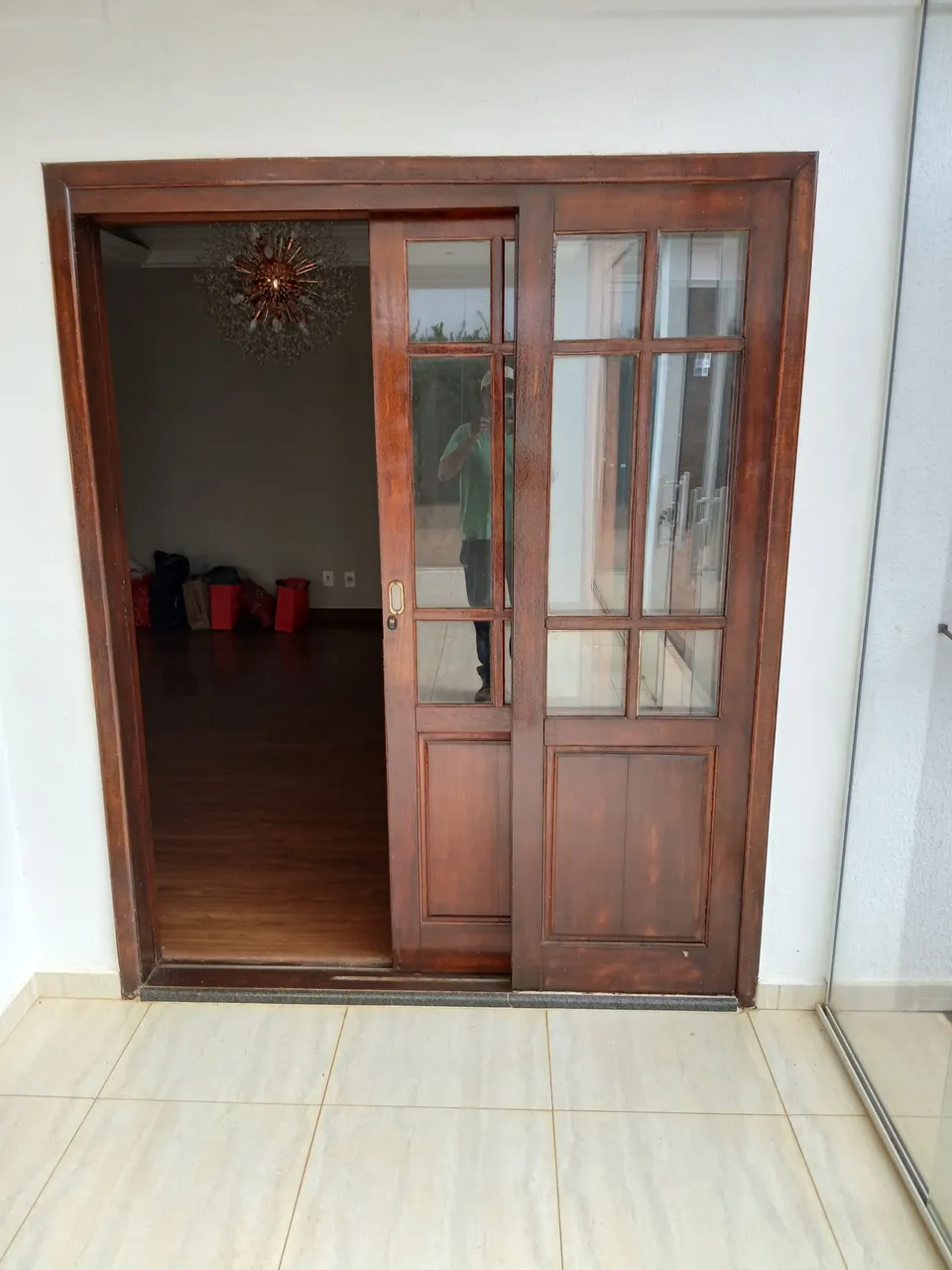 Porta de madeira deslizante para área externa