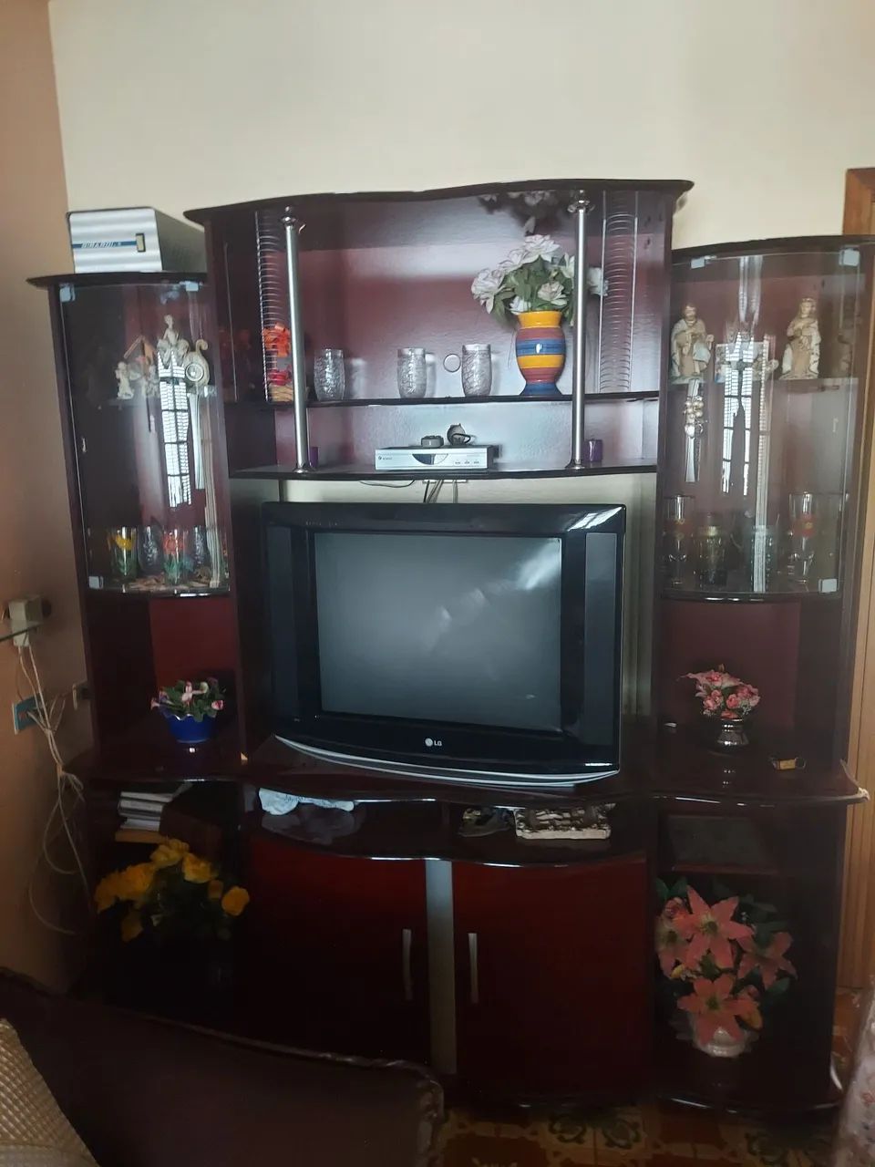 Estante para TV com prateleiras e portas de vidro