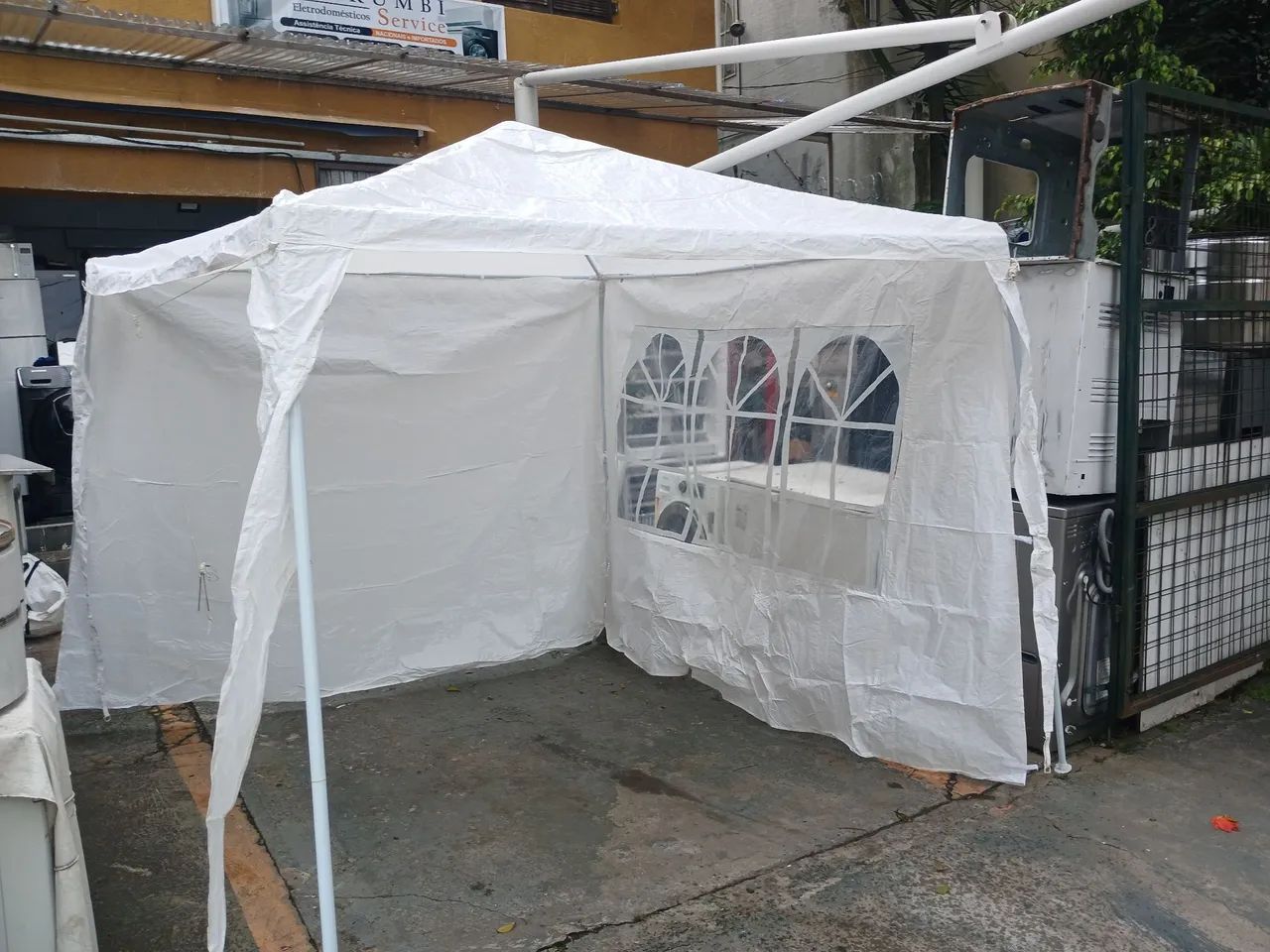 Gazebo ráfia mor com paredes tamanho 2.40