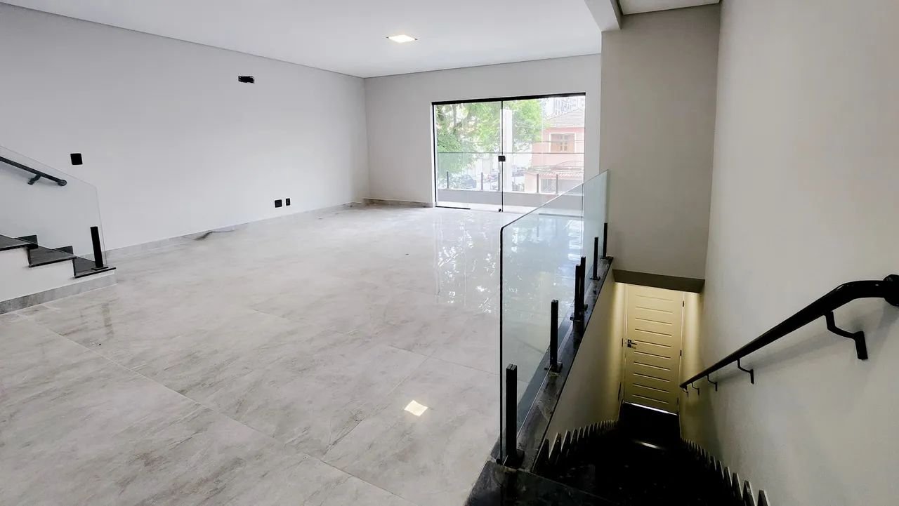 Casa sobreposta alta a venda com 4 suítes, piscina e churrasqueira no Boqueirão em Santos