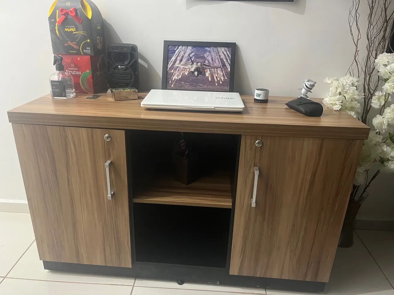 Armário de madeira com 2 portas e 1 prateleira