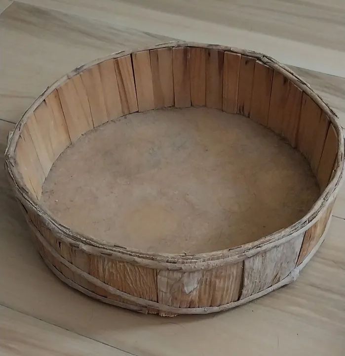 2 cestos,1 de vime e outro de palha redondo para decoração  - Foto 5