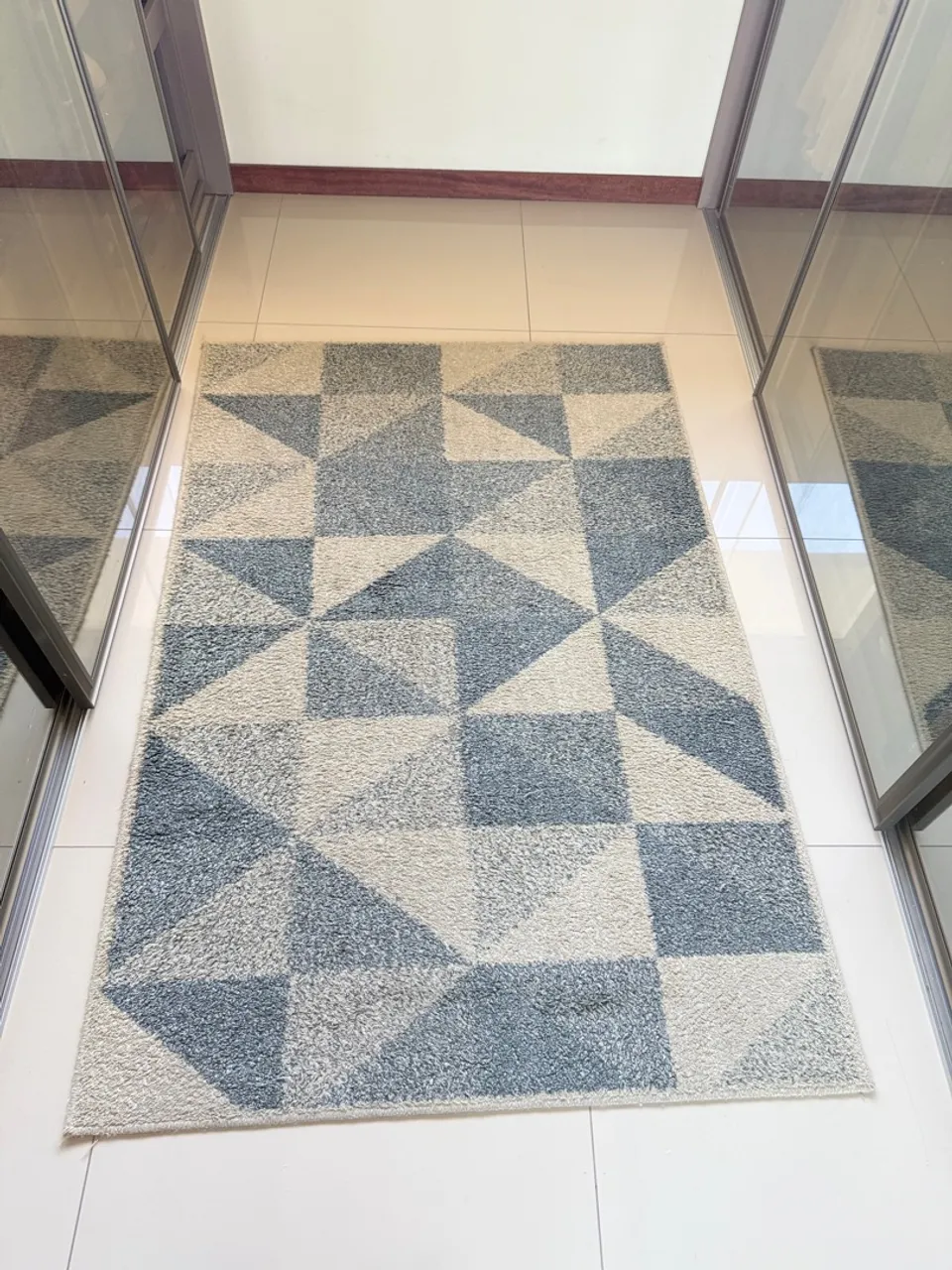 Tapete Geométrico Moderno Azul e Branco