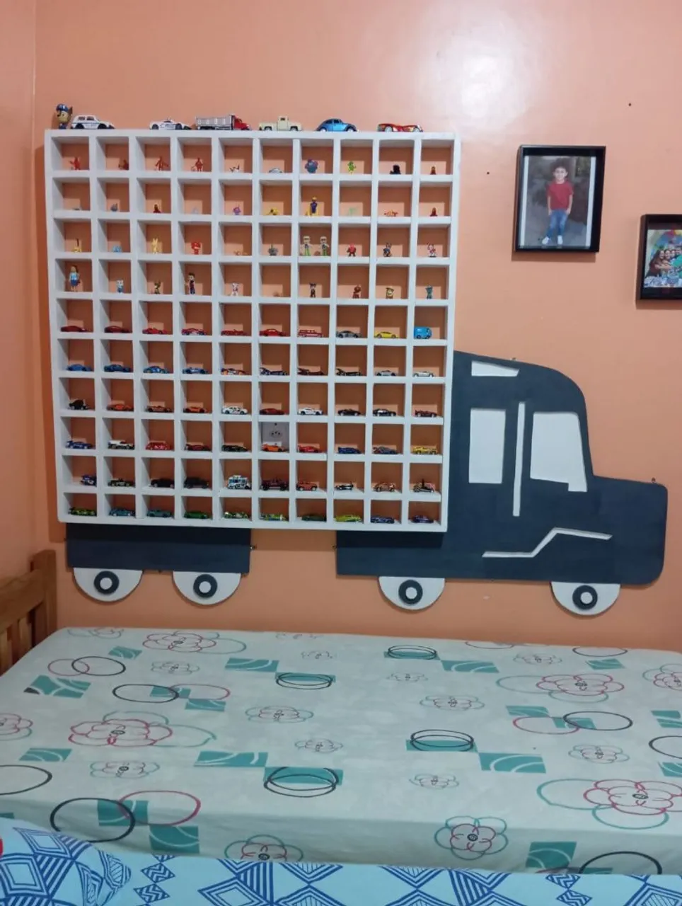 Estante/Expositor de Carrinhos em Formato de Caminhão