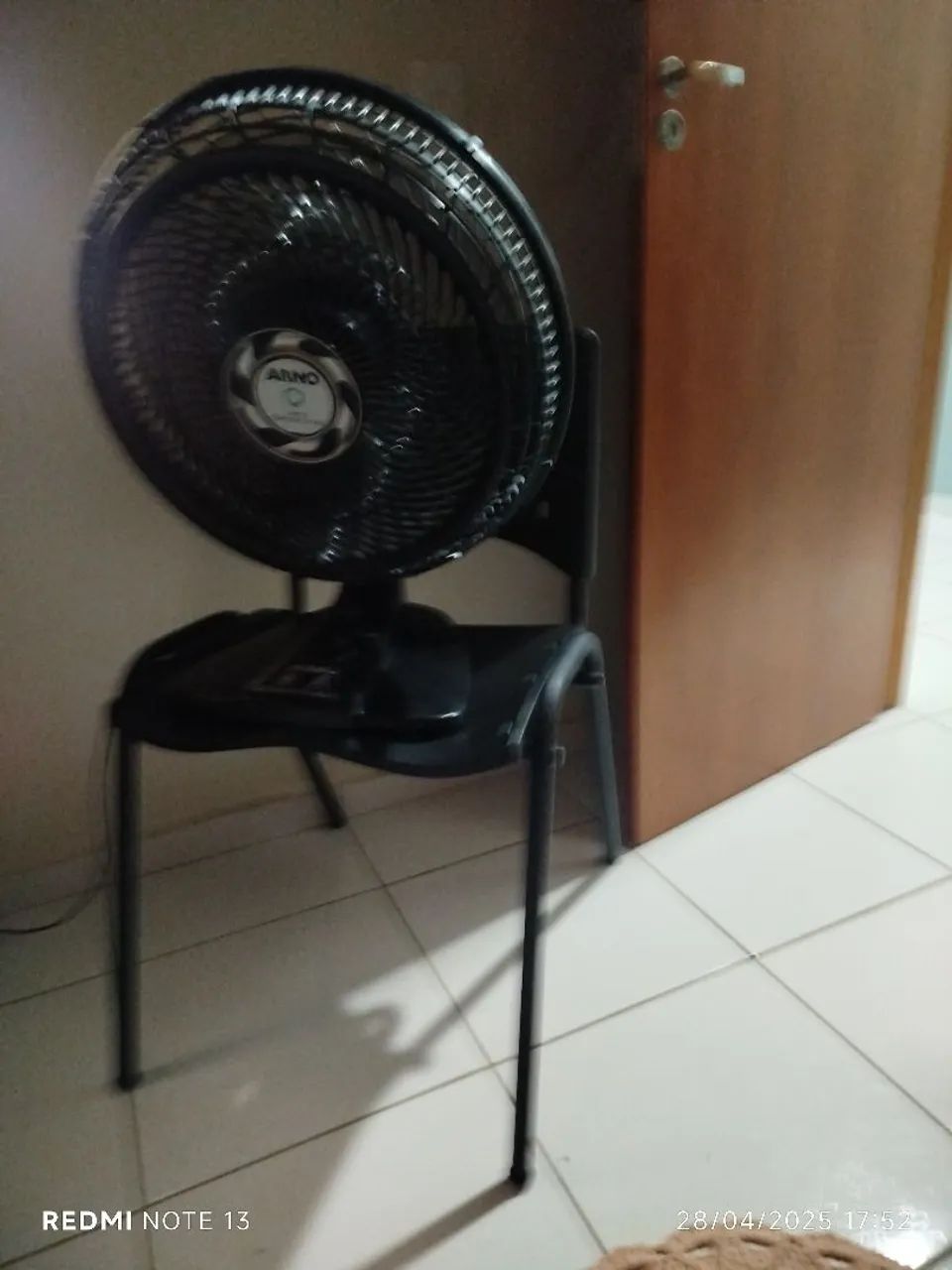 Mesa de Escritório é a cadeira