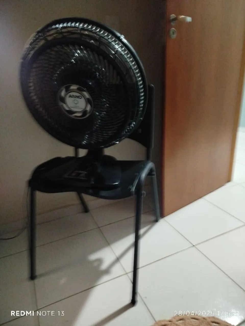 Mesa de Escritório é a cadeira
