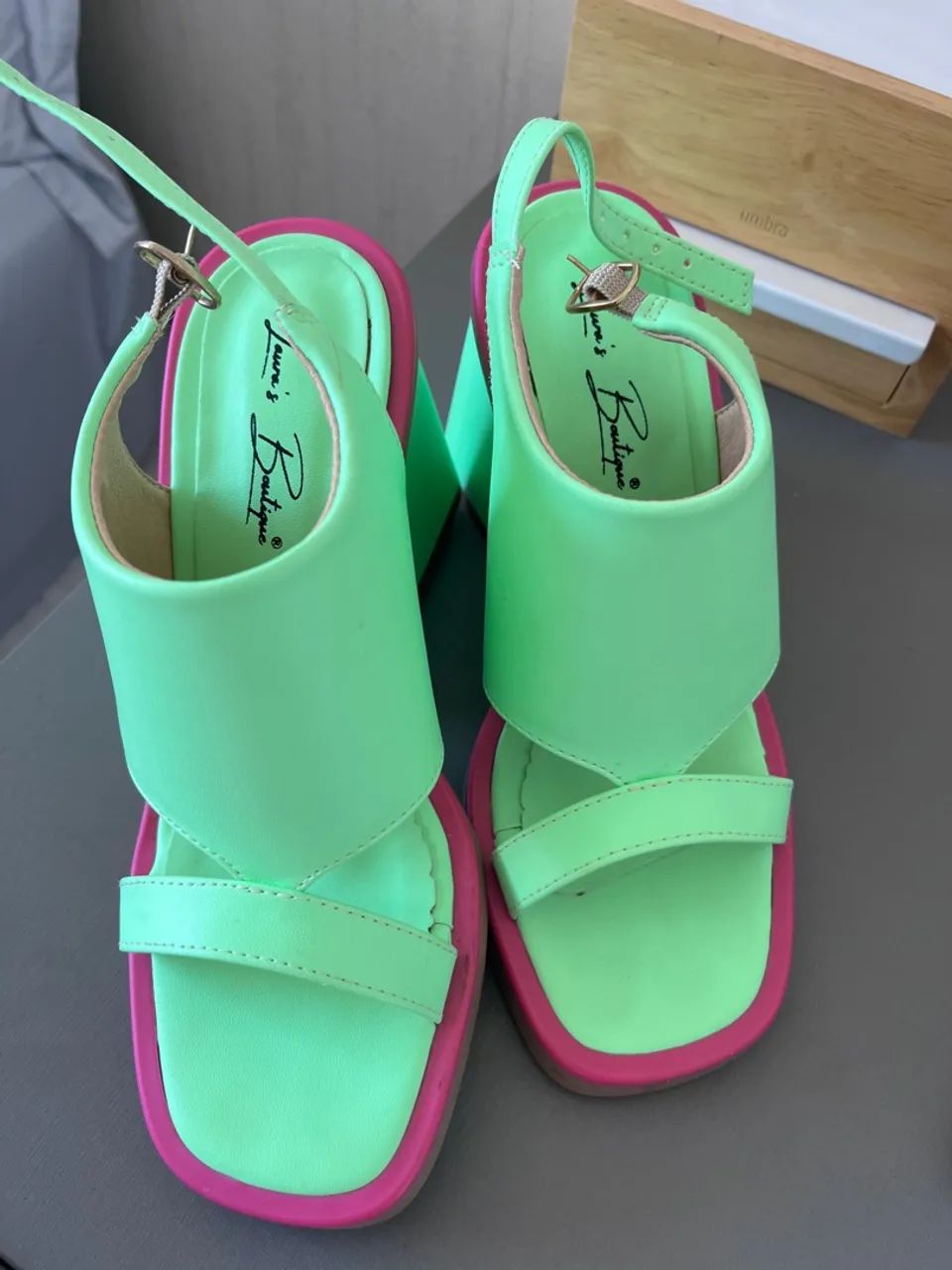 Sandália Verde com Detalhe Rosa - Linda e Moderna - Foto 4