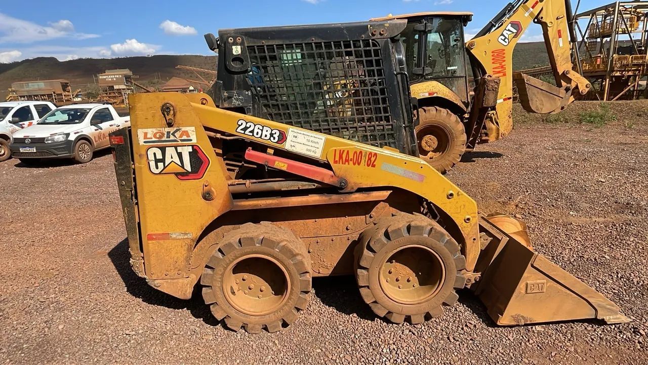 Mini Carregadeira Caterpillar 226B