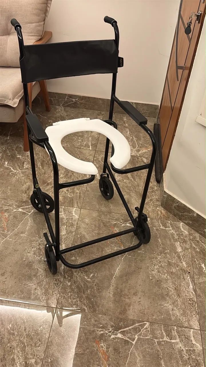 Cadeira de roda de banho e andador  - Foto 2