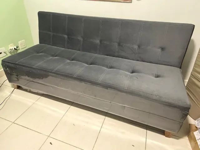 Sofá-cama com pés de madeira + 2 almofadas cinza