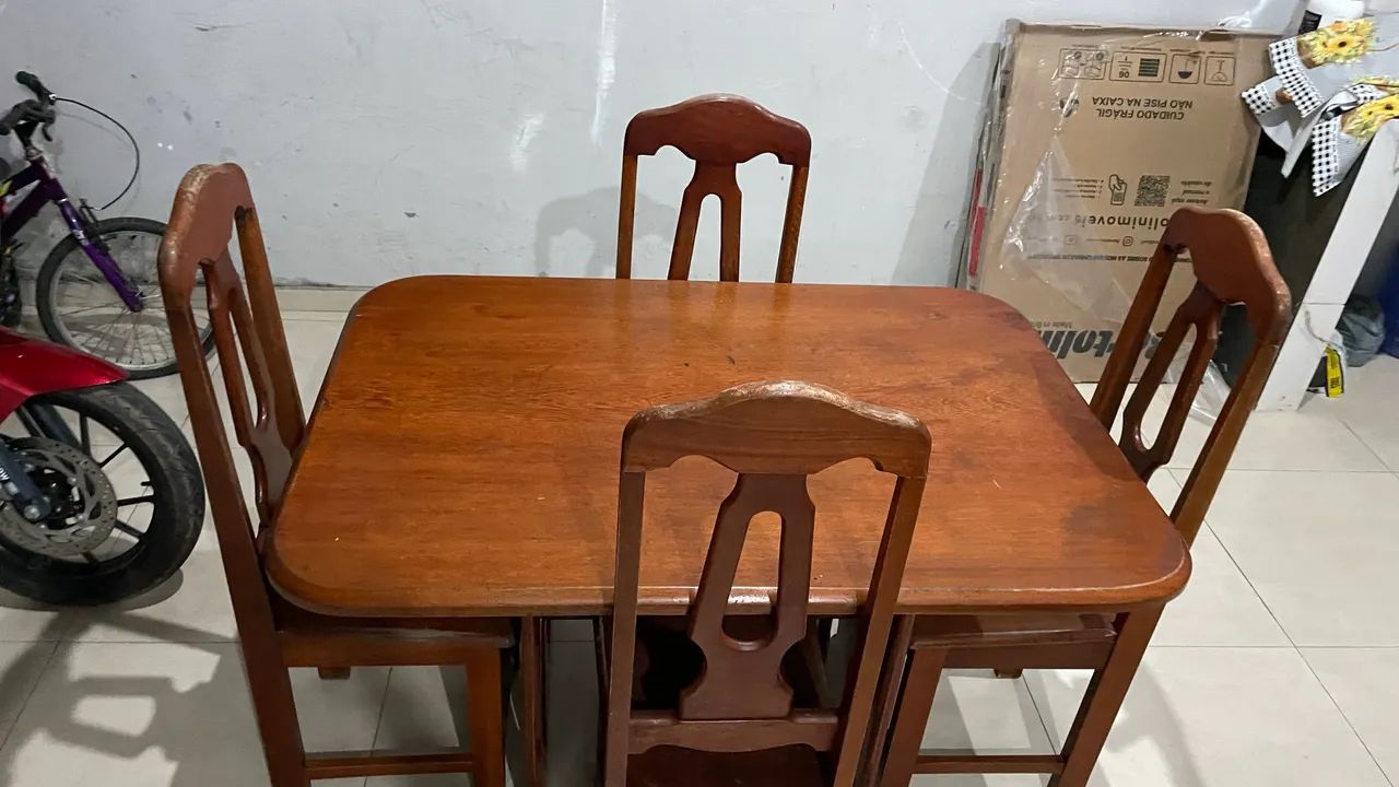 MESA DE MADEIRA COM 4 CADEIRAS